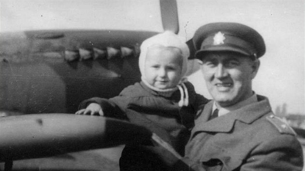 Vclav Formnek se synem Ivanem v roce 1947.