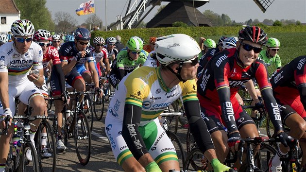 Belgick cyklista Phlippe Gilbert (v poped) v prbhu prestinho zvodu Amstel Gold.