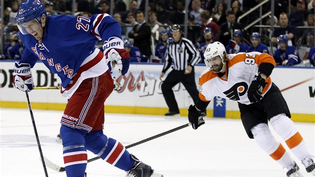 Jakub Vorek (vpravo) z Philadelphie sth  Ryana McDonagha z New York Rangers.