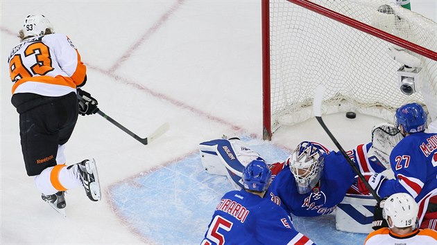 Jakub Voráek (vlevo) z Philadelphie pekonává brankáe  Henrika Lundqvista z...