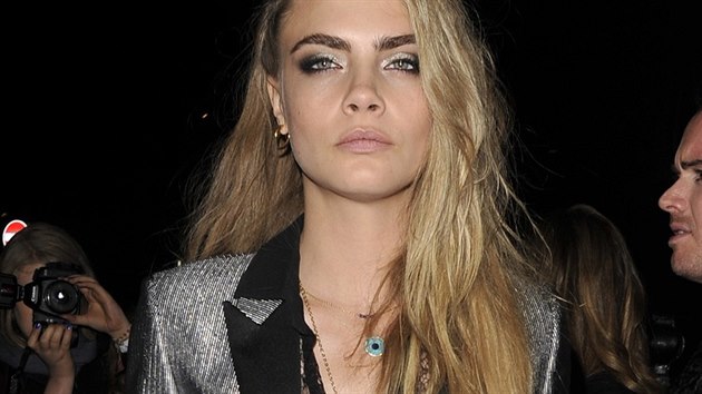 Supermodelka Cara Delevingne ve stbrnm smokingu s krajkovou koil