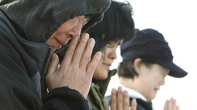 Pbuzn obt z potopenho trajektu jihokorejsk spolenosti Sewol se modl v pstavu Dindo, kde ekaj, a zchrani vyprost tla vech pasar.