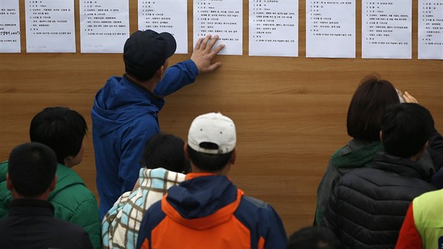 Pbuzn cestujcch z trajektu Sewol prochzej v jihokorejskm pstavu Dindo jmenn seznamy obt.