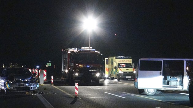 Bl dodvka nabourala dv policejn auta na dlnici D5.