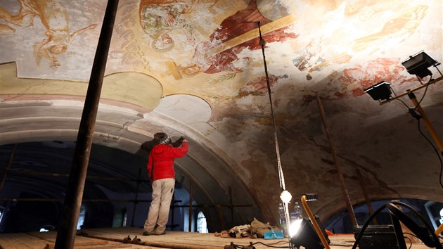Asistenti restaurtorky Mileny Neskov pracuj na freskch v sedleckm kostele svat Anny.