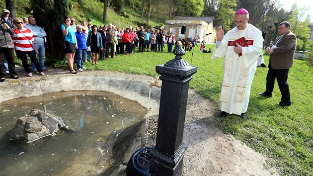 Novmu a dstojnmu vystn Ottova pramene v lzeskm parku v Kyselce poehnal plzesk biskup Frantiek Radkovsk.