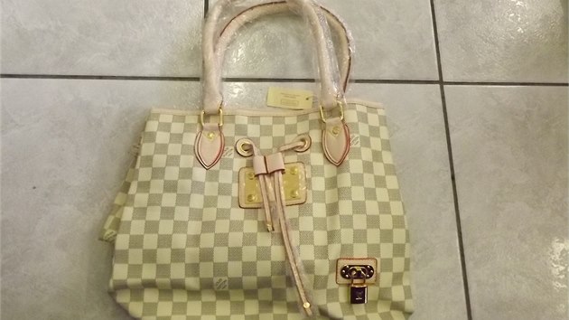 Vzorky padlk kabelek znaky Louis Vuitton, kter karlovart celnci objevili v kontejneru se zbom z ny.