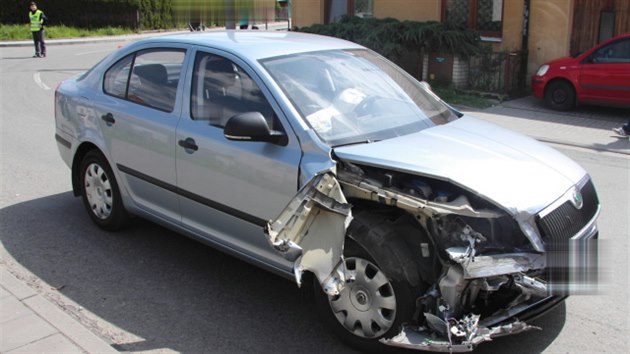 idika renaultu nedala v kiovatce pednost octavii jedouc po hlavn silnici.