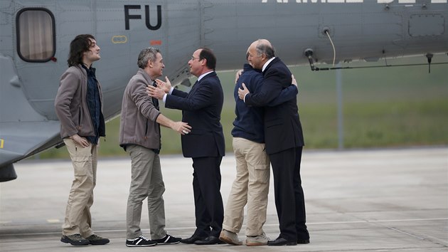 Francouzsk prezident Francois Hollande a ministr zahrani Laurent Fabius vtaj proputn francouzsk novine na vojenskm letiti u Pae. 