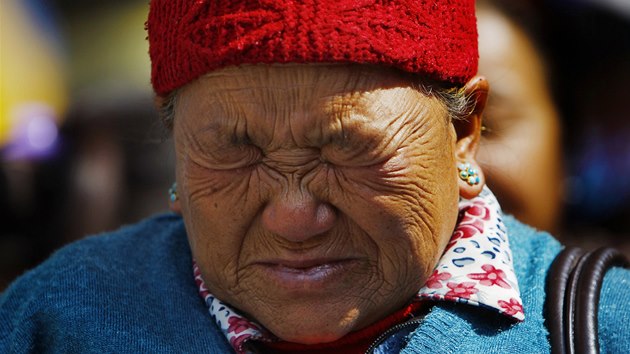 Matka jednoho z neplskch erp, kte zahynuli v ptek pi vstupu na Mount Everest, ple pi smutenm obadu. 