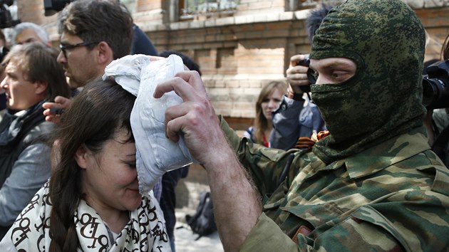 Ozbrojenec ze Slavjansku zavazuje oi novince Irm Kratov, kter byla militanty zadrena o vkendu. 
