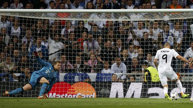 SNADN PRCE. Karim Benzema stl prvn gl Realu Madrid v semifinle Ligy mistr proti Bayernu Mnichov. 