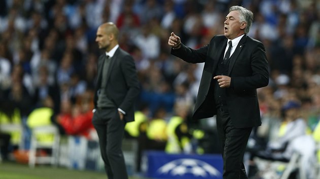 SOUBOJ MIMO HIT. Trenr Realu Madrid Carlo Ancelotti divoce gestikuluje na sv svence, zatmco kou Bayernu Pep Guardiola pouze zamkle hled ped sebe. 
