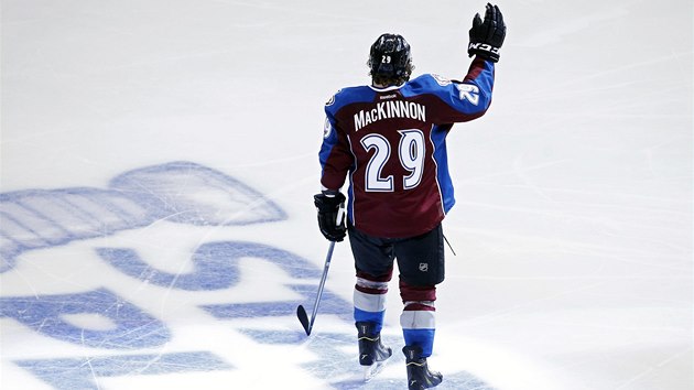 SUPERSTAR. Osmnctilet mladk Nathan MacKinnon zadil Coloradu dal vtzstv. V prodlouen sestelil Minnesotu. 