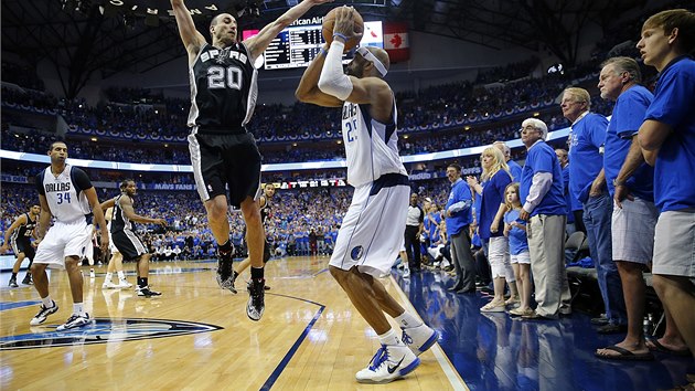 KLOV MOMENT. Vince Carter stl z tk pozice trojku, kter rozhodla o vhe Dallasu nad San Antoniem. 