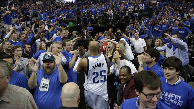 MU INU. Vince Carter slav s fanouky Dallasu rozhodujc ko proti San Antoniu. 