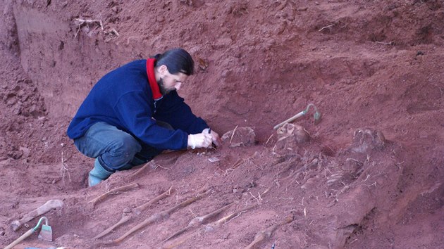 Archeologov a kriminalist nali ostatky t lid v Rudnku na Trutnovsku, zaalo vyetovn nkolikansobn vrady.