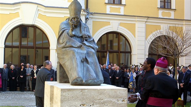 Odhalen sochy papee Jana Pavla II. u Novho Adalbertina v Hradci Krlov 27. dubna 2003.