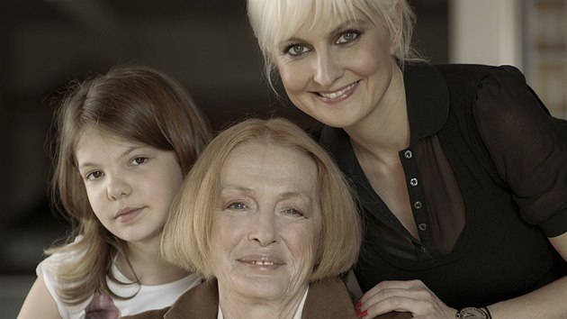 RODINA POD LUPOU: Barbara Nesvadbov s dcerou Bibianou a maminkou Libu / make-up: Zdenk Fencl (2014)