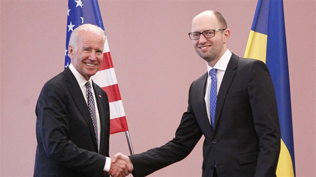 Americk viceprezident Joe Biden (vlevo) se  setkal s ukrajinskm premirem Arsenijem Jaceukem (Kyjev, 22. dubna 2014).