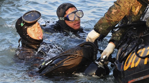Potpi hledaj lidi uvznn lidi v potopenm jihokorejskm trajektu. ance, e uvnit najdou nkoho ivho, jsou miziv (23. dubna 2014).