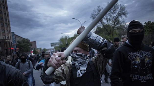 Prorusk aktivista po stetu s demonstranty za jednotu Ukrajiny (Donck, 28. dubna 2014).