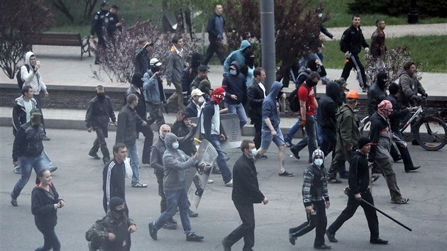 Prorut aktivist nahnj demonstranty za jednotu Ukrajiny (Donck, 28. dubna 2014).