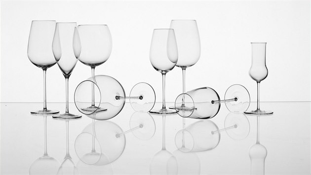 Srie osmi sklenic urench pro konkrtn druhy italskch vn od Ronyho Plesla
