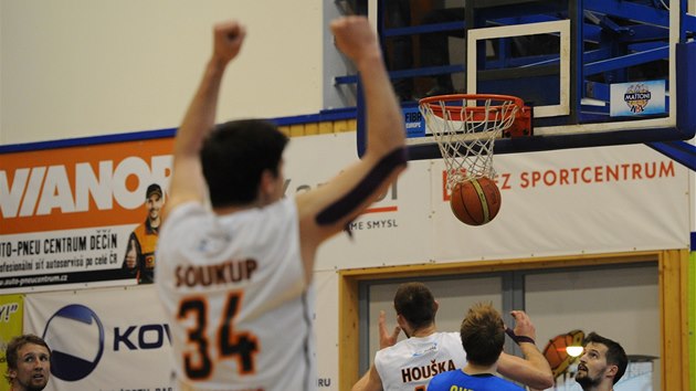 KO V POSLEDN SEKUND. Dnsk basketbalista Pavel Bosk prv rozhoduje zpas s Opavou.