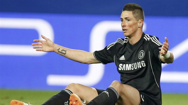 PRO M POD FAULUJETE? Fernando Torres, tonk Chelsea, bhem duelu na Atltiku Madrid.