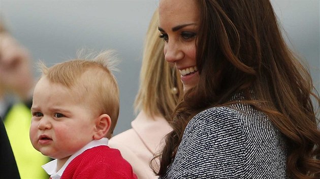 Princ George s maminkou Kate ped odletem z Canberry (25. dubna 2014)