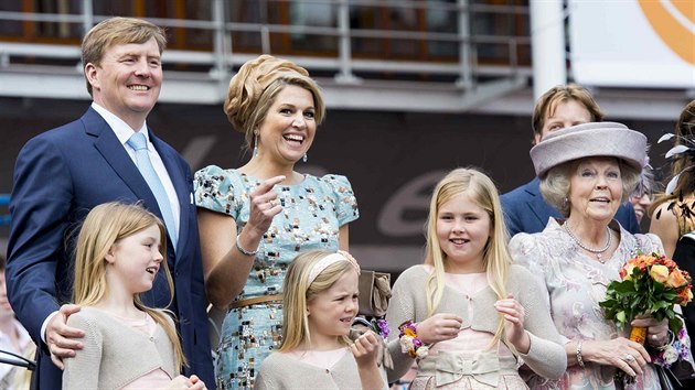 Nizozemsk krl Vilm-Alexandr, krlovna Mxima a princezny Amalia, Ariane a Alexia a bval krlovna, nyn princezna Beatrix (Amstelveen, 26. dubna 2014)