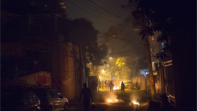 Ulice slumu pobl ple Copacabana byly pi protestech v noci na stedu v jednom ohni (23. 4. 2014)