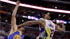 Matt Barnes (vpravo) z Los Angeles Clippers v souboji s Stephenem Currym z Matt Barnes (vpravo) z Los Angeles Clippers v souboji s Stephenem Currym z