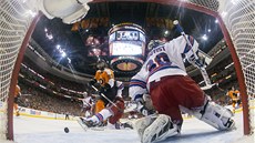 VÍTĚZNÁ BRANKA. Henrik Lundqvist už nemá šanci, právě ho překonal Jakub Voráček. VÍTĚZNÁ BRANKA. Henrik Lundqvist už nemá šanci, právě ho překonal Jakub Voráček.