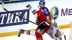 TVRDÝ NÁRAZ. Hokejisté Lva a Magnitogorsku (bílá)  v estém finále KHL