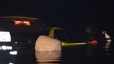 Potápi zajiují auto taxikáe, které ve stediesjí Davli sjelo do Vltavy