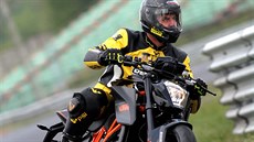 Na okruhu dokáe Super Duke konkurovat i supersportovním motorkám.