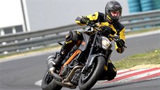 Na okruhu dokáe Super Duke konkurovat i supersportovním motorkám.