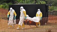 Tlo pacienta, který ebole podlehl, je navráceno rodin k pohbení poté, co ho...