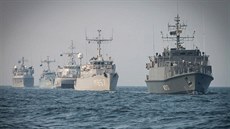 Formace válečných lodí NATO vyplouvá do Baltského moře. V čele estonská... Formace válečných lodí NATO vyplouvá do Baltského moře. V čele estonská...