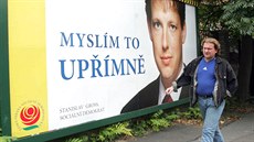 Pedvolební billboard SSD s citátem Stanislava Grosse "Myslím to upímn"...