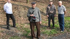 Ludvík Monsport (s fotoaparátem) v dubnu 1945 poídil fotografie havarovaného...