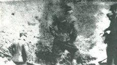 Unikátní fotografie kráteru po dopadu letounu Vasilije Staka v dubnu 1945.