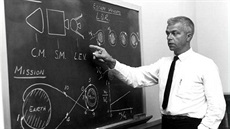 John Houbolt popisuje svůj geniální manévr. John Houbolt popisuje svůj geniální manévr.