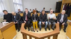 Obžalovaní zastupitelé Jaroměře u Okresního soudu v Náchodě (28. 4. 2014) Obžalovaní zastupitelé Jaroměře u Okresního soudu v Náchodě (28. 4. 2014)