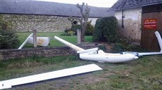 V Petrovicích u Humpolce spadl na soukromý pozemek ultralight a rozpadl se na... V Petrovicích u Humpolce spadl na soukromý pozemek ultralight a rozpadl se na...