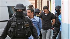 Zásah kriminalistů ÚOOZ v Islámské nadaci v ulici Politických vězňů v Praze. Zásah kriminalistů ÚOOZ v Islámské nadaci v ulici Politických vězňů v Praze.