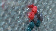 Jednu po druhé Hart bublinky naplňuje barvou z injekčních stříkaček, které mu... Jednu po druhé Hart bublinky naplňuje barvou z injekčních stříkaček, které mu...