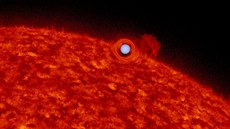 Přechod KOI-3278 přes jejího souputníka s patrným efektem gravitační čočky Přechod KOI-3278 přes jejího souputníka s patrným efektem gravitační čočky